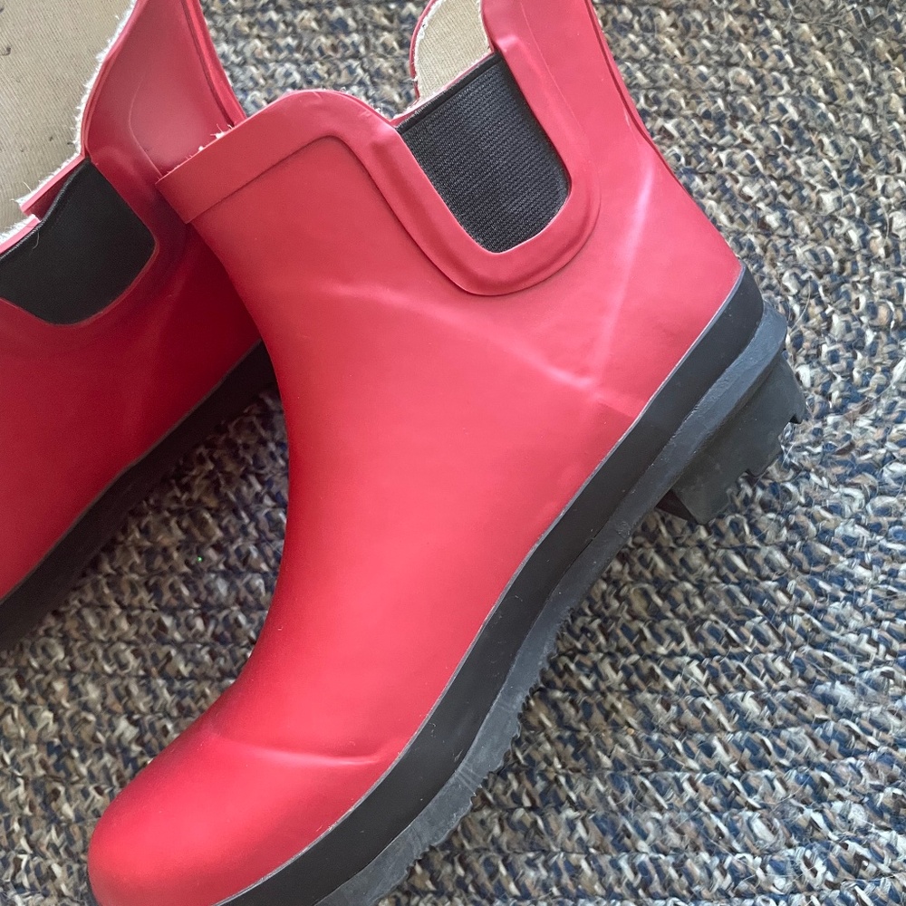 Women's Red Rubber Rain Boots! size 7